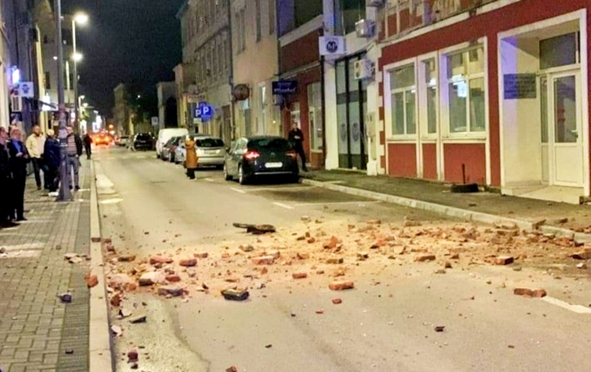 U Mostaru ima štete od potresa, dijelovi zgrada na ulicama. Pogledajte slike