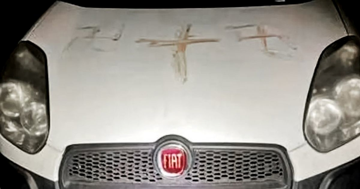 Uhićen Rumunj koji je krvlju crtao kukaste križeve na autima u Njemačkoj