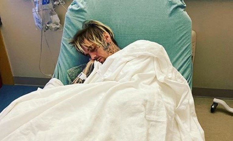 Mama slavnog pjevača šokirala fanove sina njegovom fotkom iz bolničkog kreveta