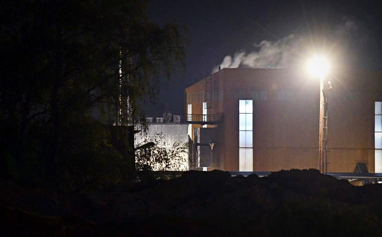 Gorio silos s piljevinom u Slavonskom Brodu. Prvo se čula eksplozija