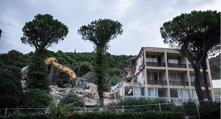 FOTO Teška mehanizacija ruši hotel Adriatic u Dubrovniku