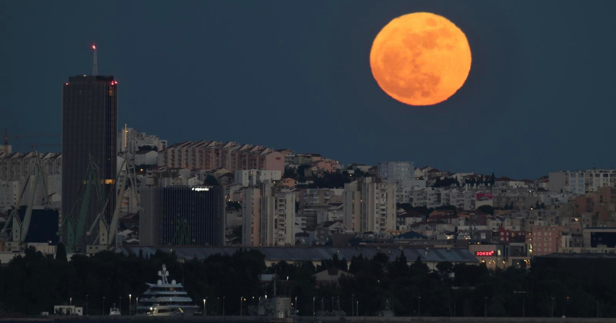 FOTO Plavi Mjesec oduševio Hrvatsku, prizori od sinoć su spektakularni