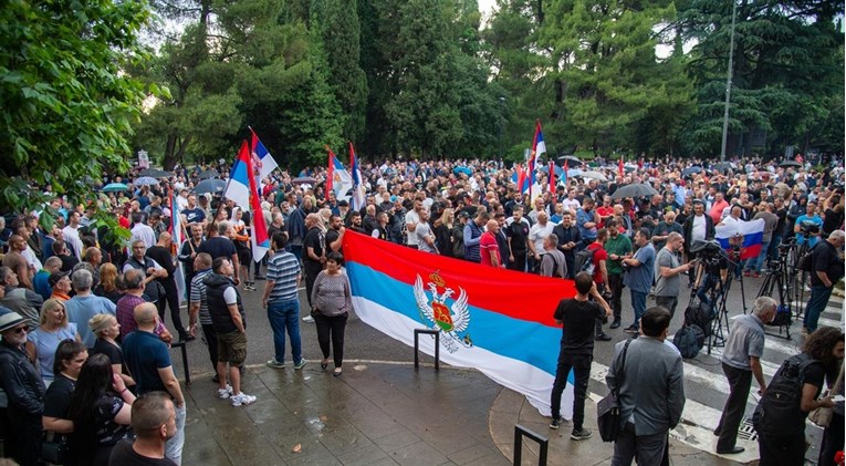 U Podgorici prosvjedi zbog rezolucije o Srebrenici. Srbi skandirali Mladiću i Rusiji