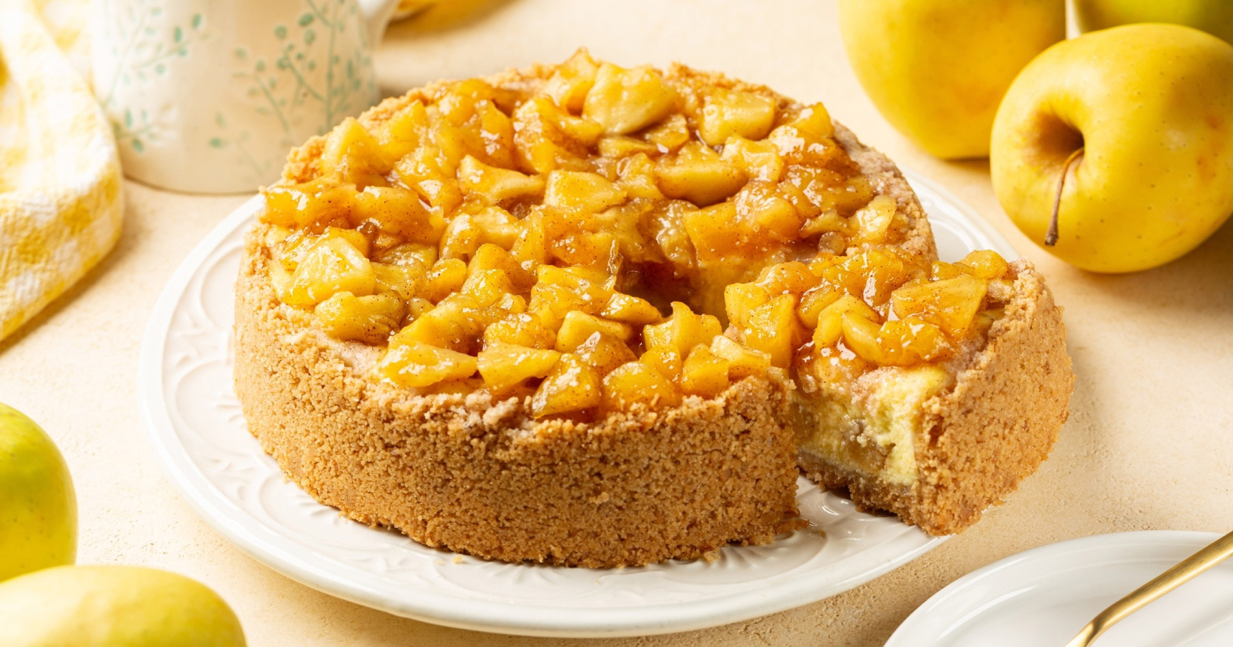 Cheesecake s jabukama i cimetom: Savršen spoj pite od jabuka i omiljenog kolača