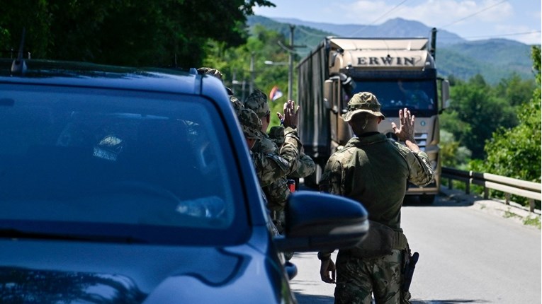 Kosovo: Maskirana skupina iz Srbije pucala na policiju. Otvoreni granični prijelazi