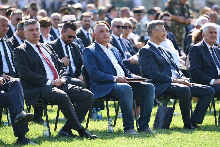 Tko je čovjek koji je sjedio između Milanovića i Plenkovića?