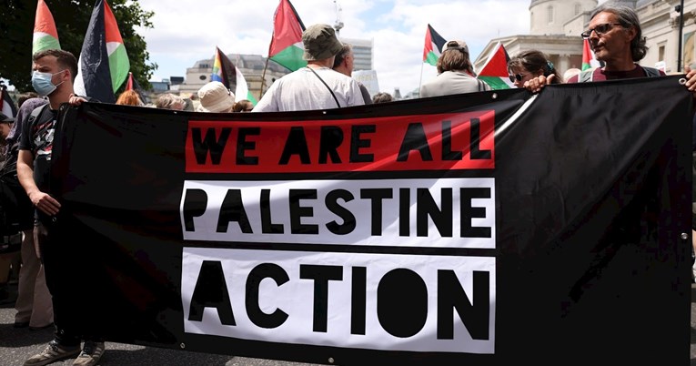 U Škotskoj na prozor stavio plakat o Palestinskoj akciji, uhićen je