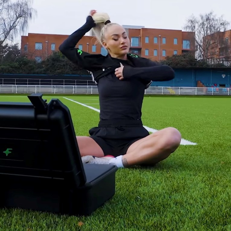 VIDEO Alisha Lehmann rekreirala kultnu Ronaldinhovu reklamu