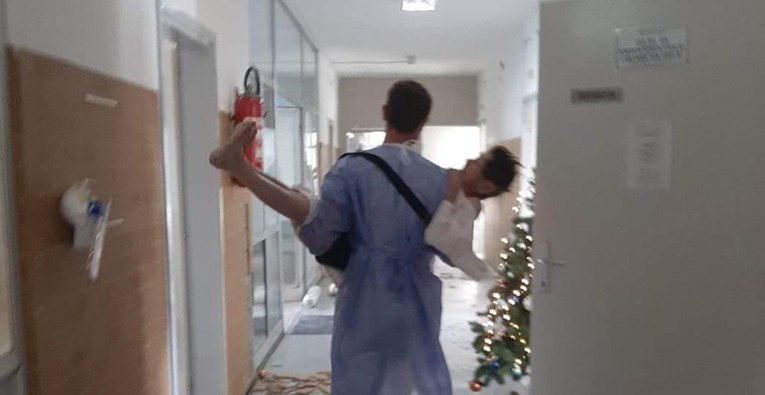Fotka iz sisačke bolnice: Nije više bilo kolica, tehničar Kiki evakuira pacijenticu