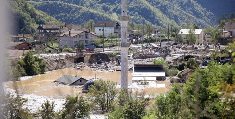 Dječak među ruševinama traži prijatelja: "Ovdje mu je bila kuća. Sad ne znam gdje je"