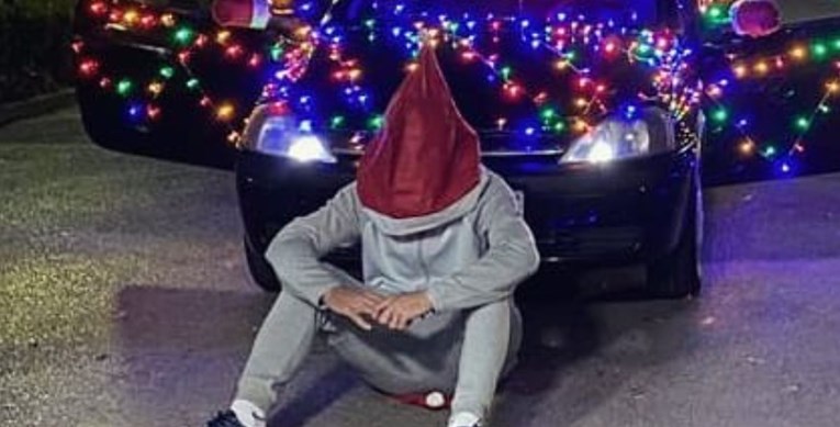 Student iz doma na Savi ukrasio automobil božićnim lampicama, sad svi žele takav