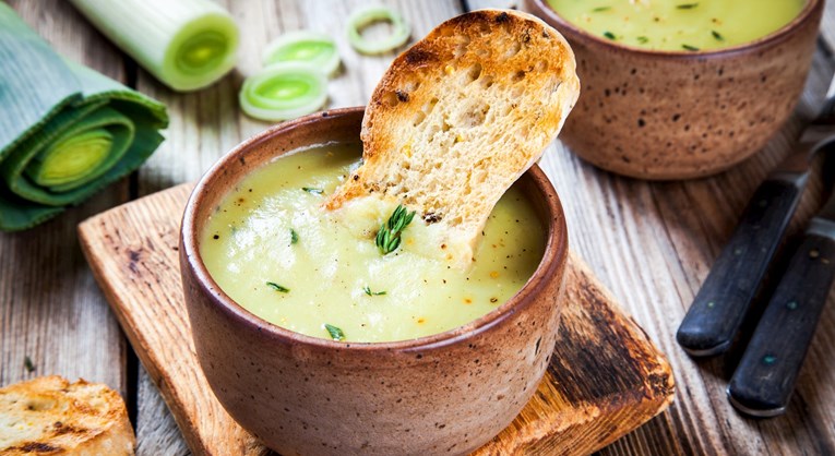 Započnite sezonu juha uz odličan recept za francusku juhu s krumpirom i porilukom