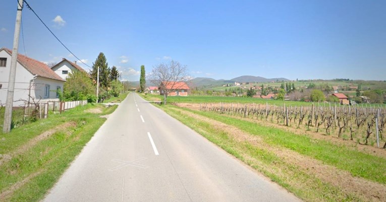 Auto sletio s ceste kod Požege i izgorio. Poginula jedna osoba