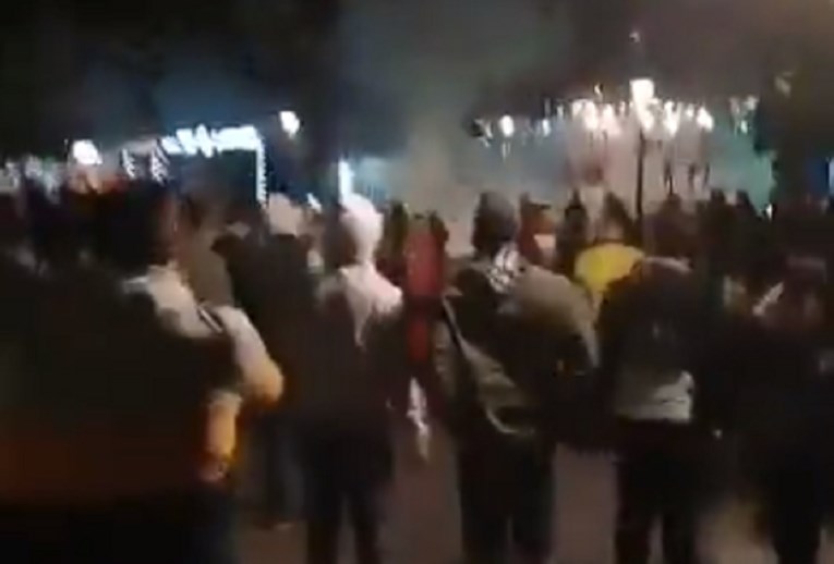 Prosvjedi u Crnoj Gori, uhićen vladika. Gađali policiju kamenjem, vikali "ustaše"