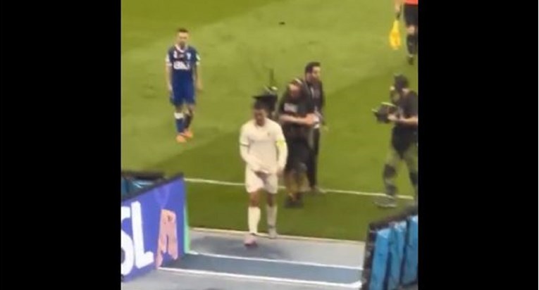 Ronaldo šokirao u derbiju. MMA potezom slomio suparnika, hvatao se za spolovilo