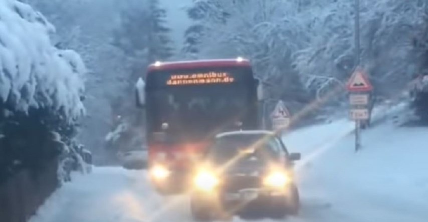 VIDEO Autobus zapeo u snijegu, lokalci nisu mogli vjerovati tko ga je izvukao