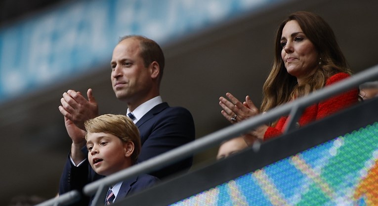 Princ George u odijelu i kravatom krao poglede na utakmici Engleske i Njemačke
