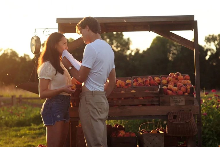 Sve o ONOJ sceni s breskvama (ako ne znate o čemu pričamo, boomer ste, sorry)
