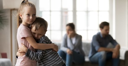 Psiholozi kažu da razvod roditelja različito utječe na dječake i djevojčice. Evo kako