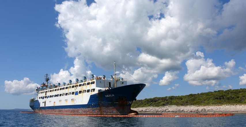 Veliki teretni brod u Istri nasukan više od mjesec dana