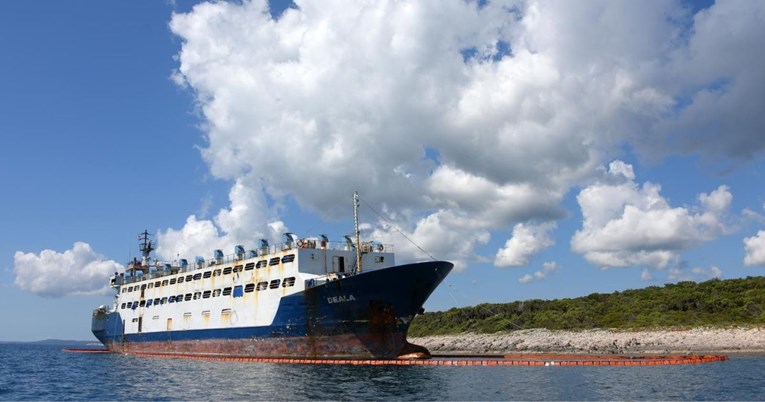 Veliki teretni brod u Istri nasukan više od mjesec dana