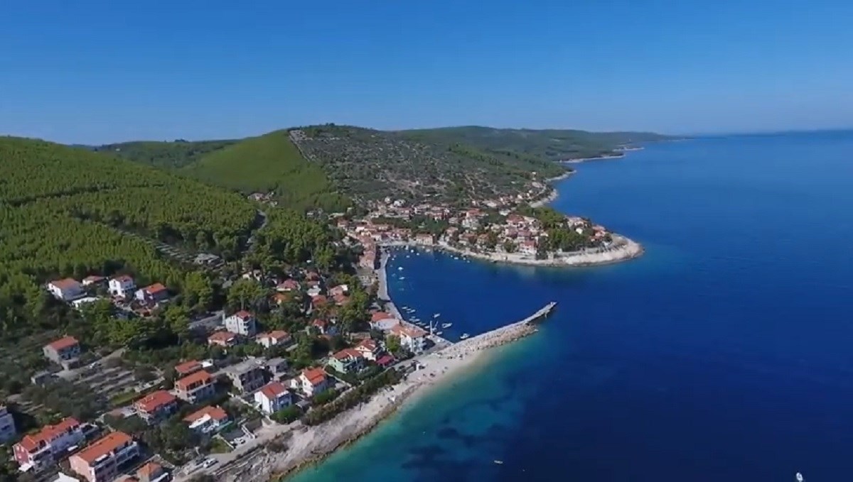 Fekalije na plaži na Korčuli