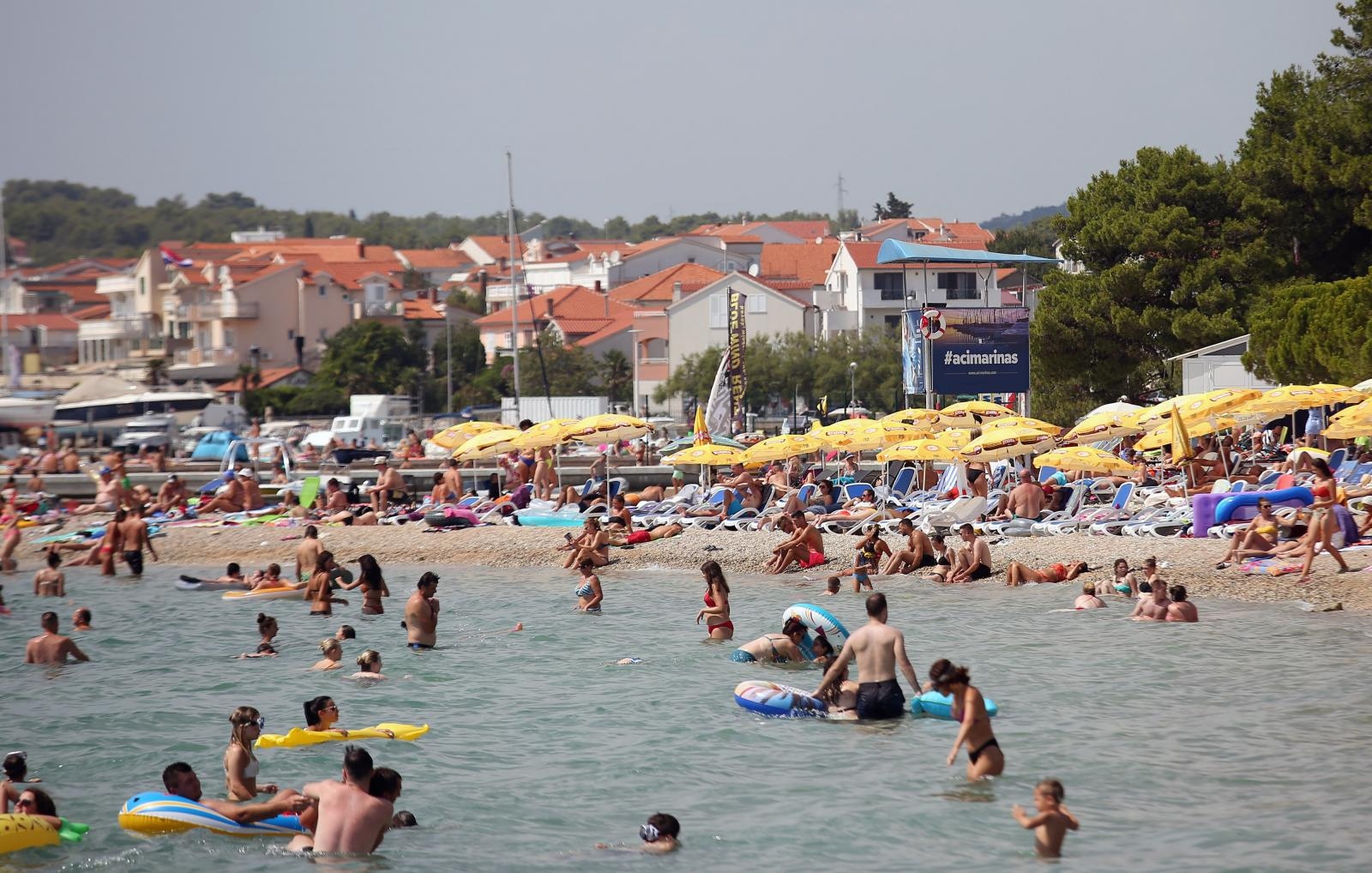 U Karlovcu 2 novozaražena. Oba su bila u noćnom klubu u Vodicama
