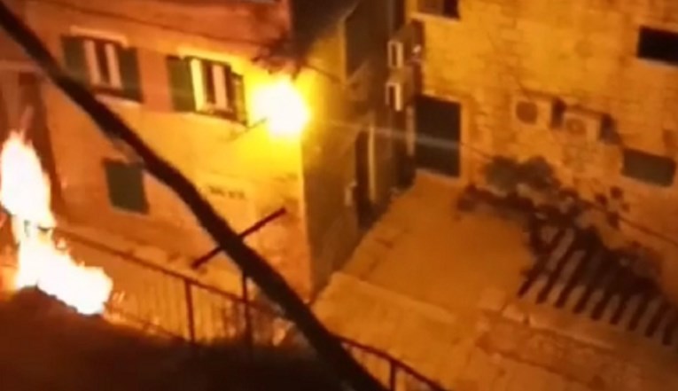 VIDEO Šibenčani snimili muškarca i ženu kako upaljačem pale raslinje