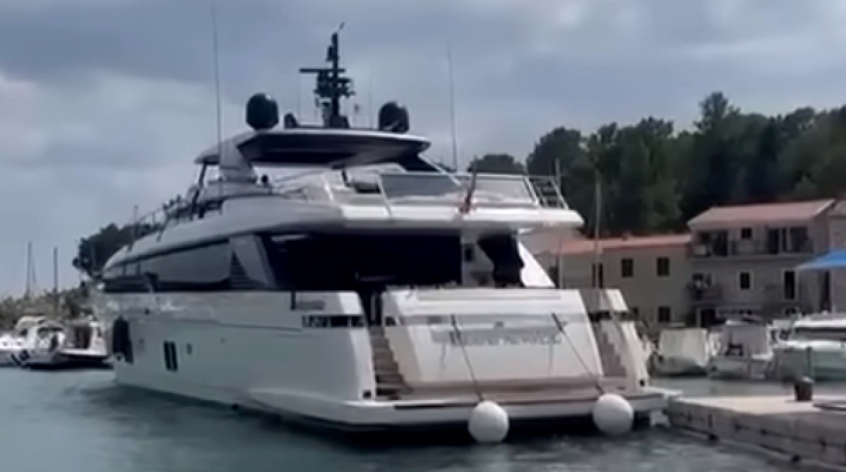 VIDEO U Makarskoj pokušao isploviti jahtom pa oštetio pet brodica