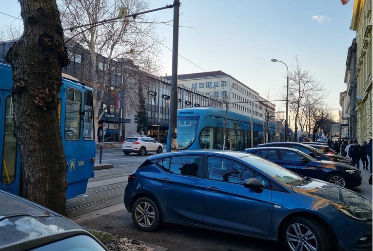Kolona tramvaja u Branimirovoj u Zagrebu