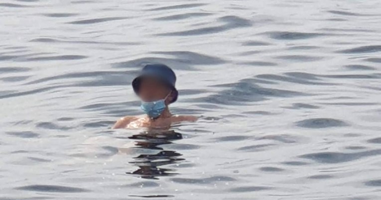 Ljudi se smiju kupaču iz Dalmacije: "Maska za ronjenje po preporuci stožera"