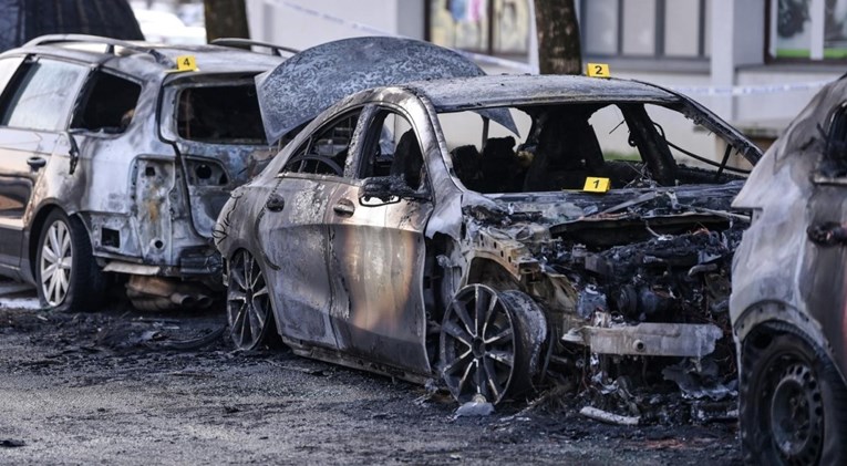 VIDEO Požar usred noći u Zagrebu, izgorjeli Mercedes i još dva auta