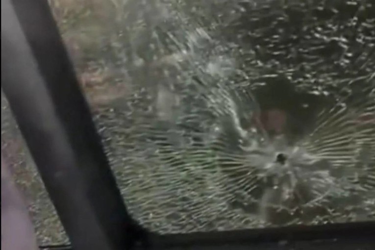 VIDEO Izrešetan autobus s argentinskim navijačima. Čovjeku propucana ruka