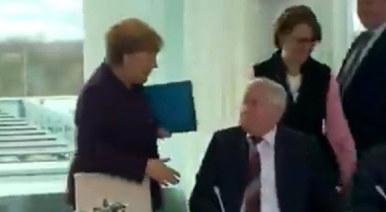 VIDEO Njemački ministar se zbog koronavirusa odbio rukovati s Merkel