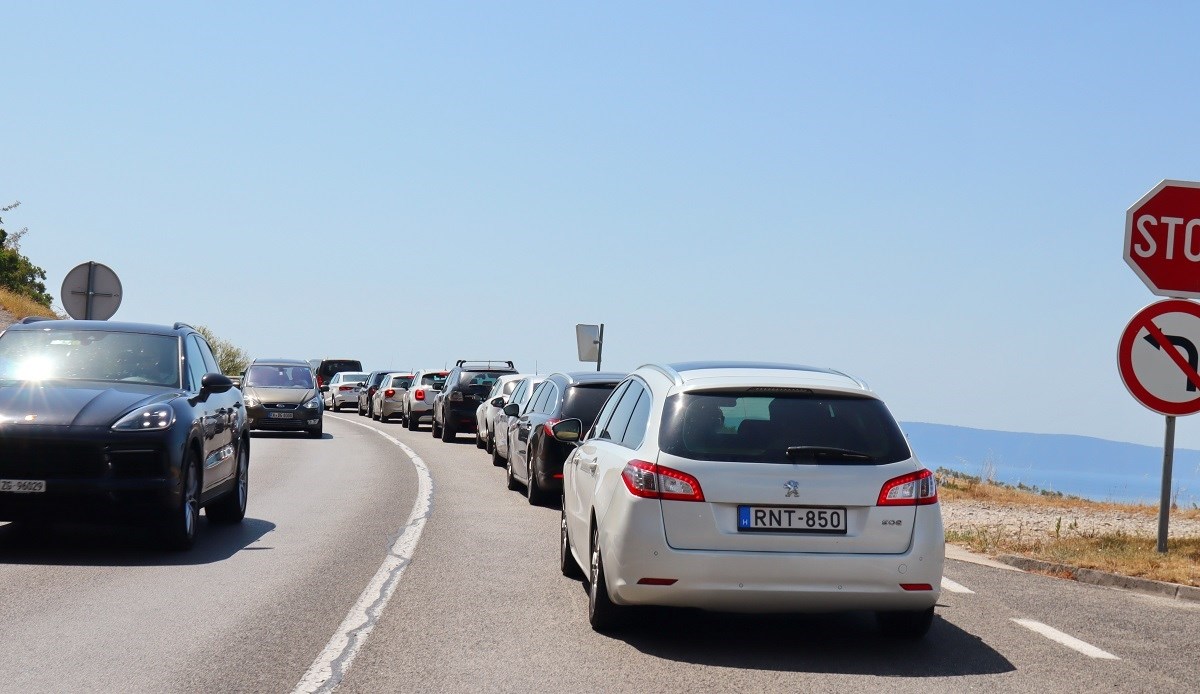 Gužve na cestama Makarske rivijere, busevi kasne na kolodvor u Makarskoj