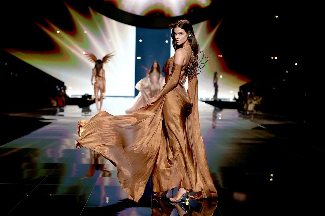 Barbara Palvin oduševila na reviji Victoria's Secreta mjesec dana nakon loma stopala