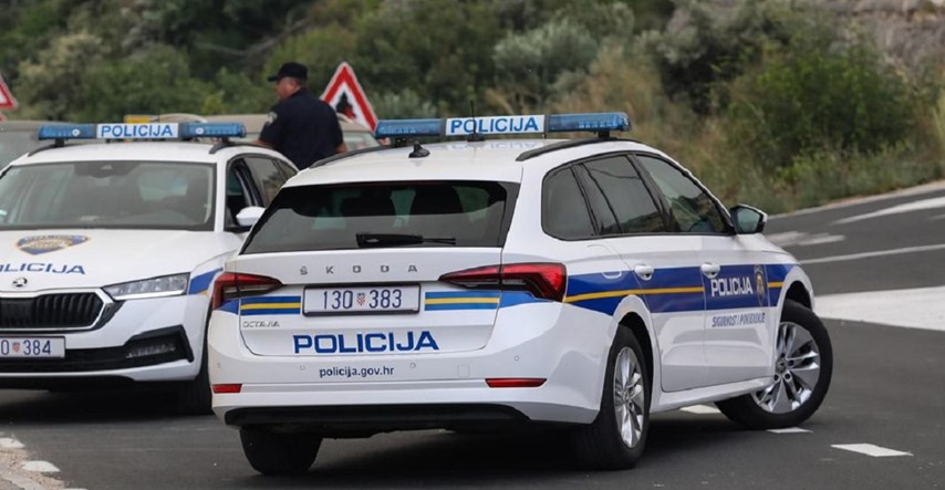Čovjek u Slavoniji mokrio uz cestu. Prijeti mu kazna od 200 do 1000 eura