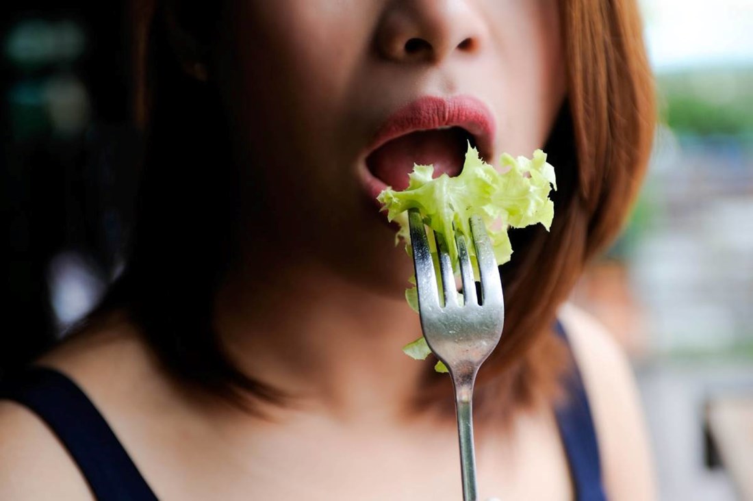 Siti ste, a svejedno pojedete sve s tanjura? Psiholog otkrio zašto ne možete stati