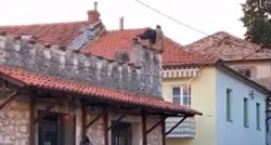 UZNEMIRUJUĆE Muškarac u BiH radio sklekove na krovu pa pao na ulicu, netko ga snimao