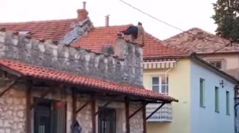 UZNEMIRUJUĆE Muškarac u BiH radio sklekove na krovu pa pao na ulicu, netko ga snimao