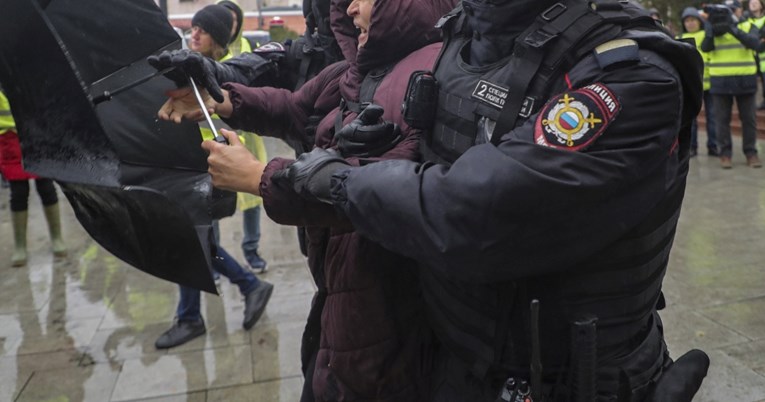 Ruska umirovljenica navodno na prosvjedu policajcu prijetila olovkom. Zatvorena je