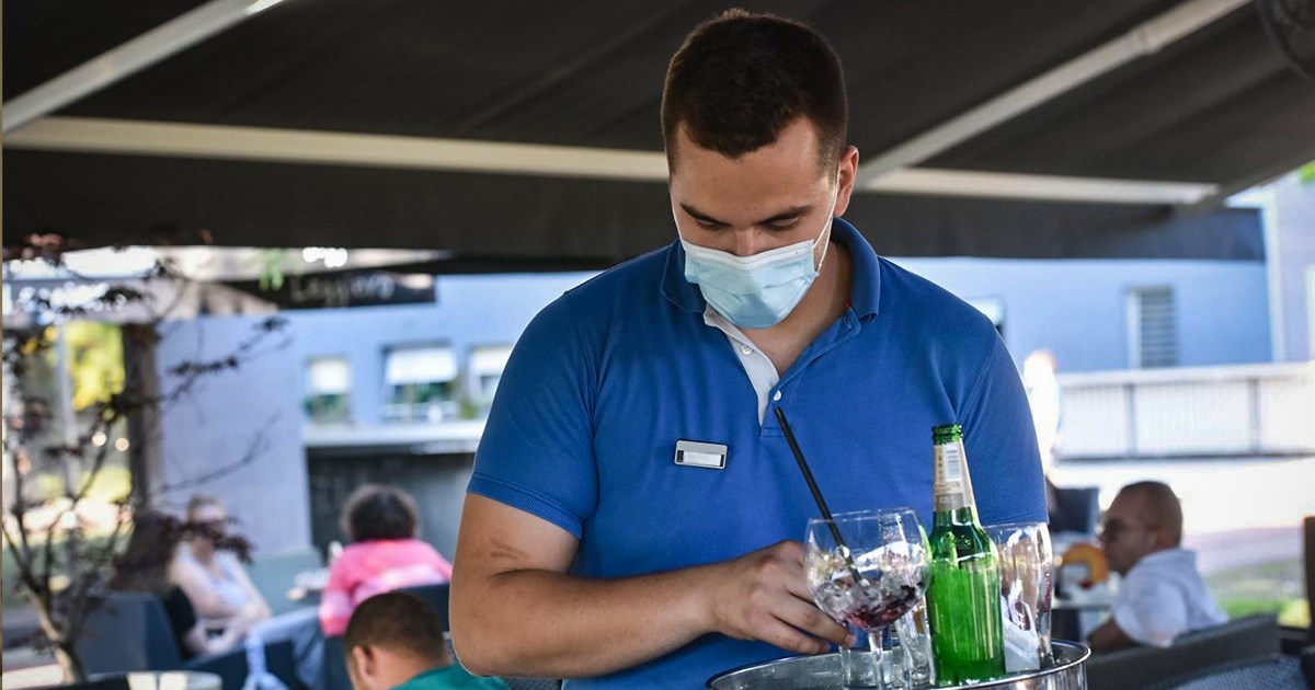 Korona je srezala plaće u ugostiteljstvu i turizmu. Plaće u javnom sektoru rastu