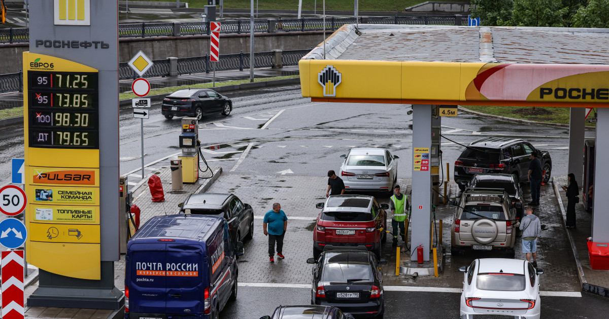 Rusija ostaje bez goriva, učitelje šalju da smiruju vozače na pumpama