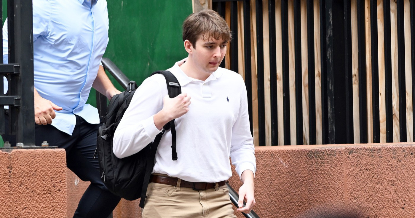 Zašto Barron Trump uvijek nosi isti crni ruksak?