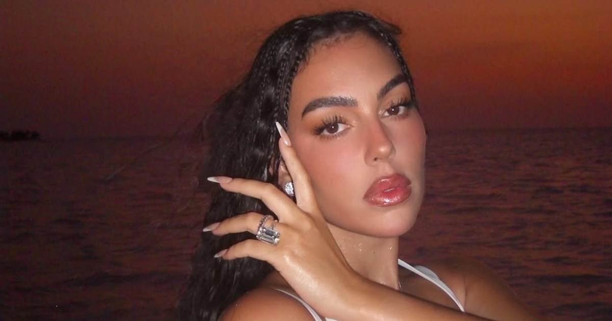 Georgina u bijelom uskom kompletu pokazala obline i preplanuli ten