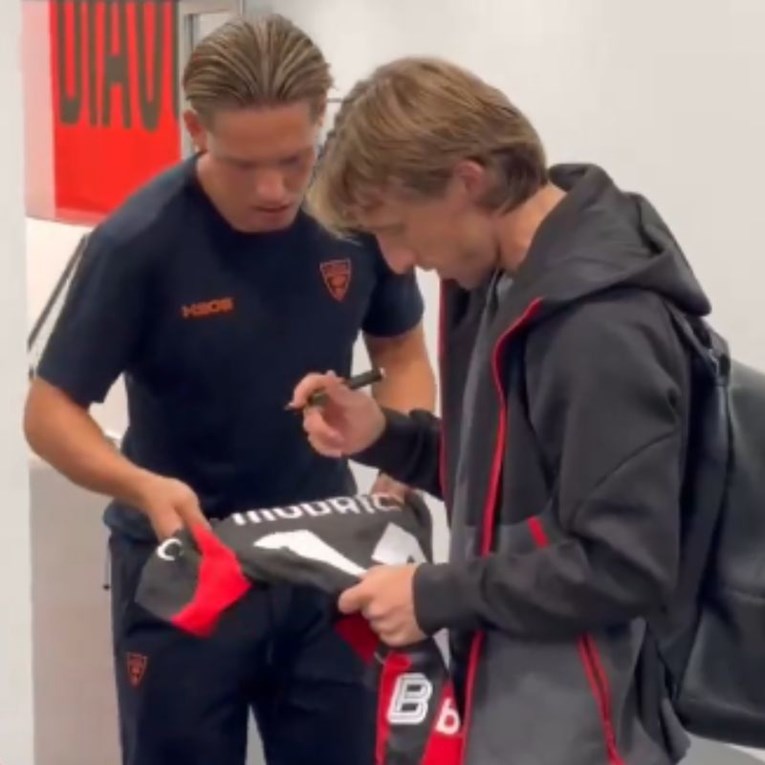 VIDEO Modrić potpisao dres protivničkom igraču Niki Kovaču (20)