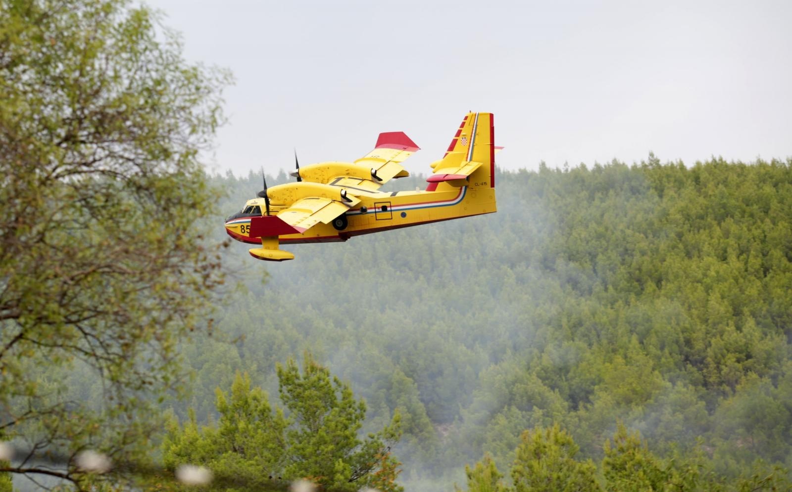 Kanader gasi požar pokraj naselja Glušci kod Metkovića