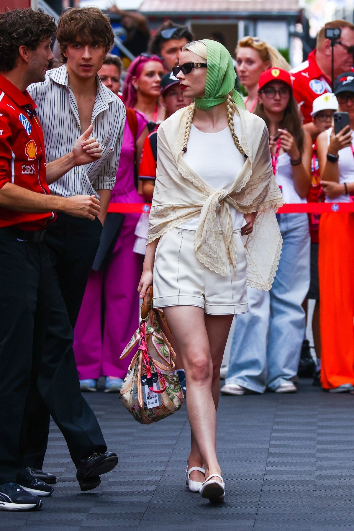 Anya Taylor-Joy privukla pažnju na F1 utrci zahvaljujući trendu koji svi nose
