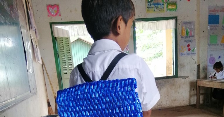Otac sinu nije mogao kupiti školsku torbu pa ju je napravio vlastitim rukama