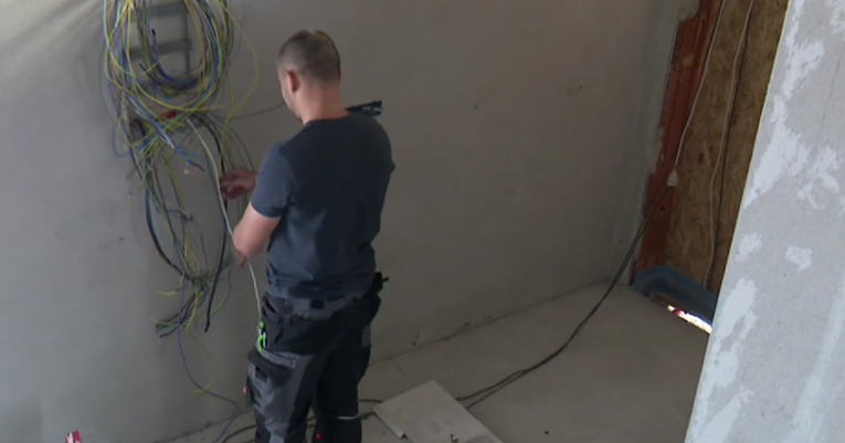 Slavonac godinama živio u inozemstvu. Onda se preselio u Rijeku i otvorio svoj obrt